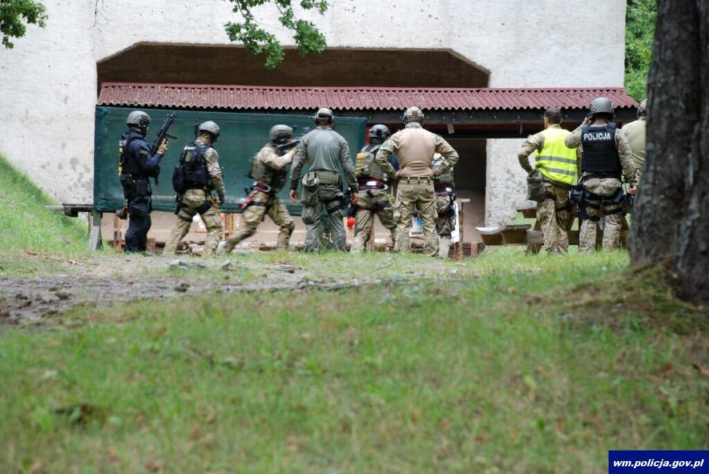 POLICYJNI KONTRTERRORYŚCI Z KRAJU DOSKONALILI SWOJE UMIEJĘTNOŚCI M.IN. W OSTRÓDZIE (VIDEO) 7 32 160476