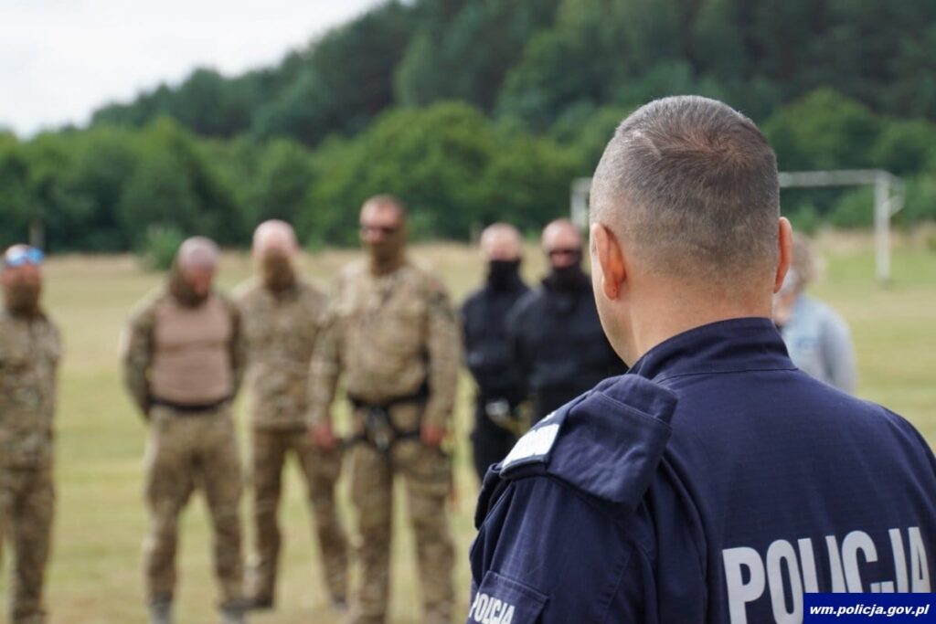 POLICYJNI KONTRTERRORYŚCI Z KRAJU DOSKONALILI SWOJE UMIEJĘTNOŚCI M.IN. W OSTRÓDZIE (VIDEO) 3 32 160485