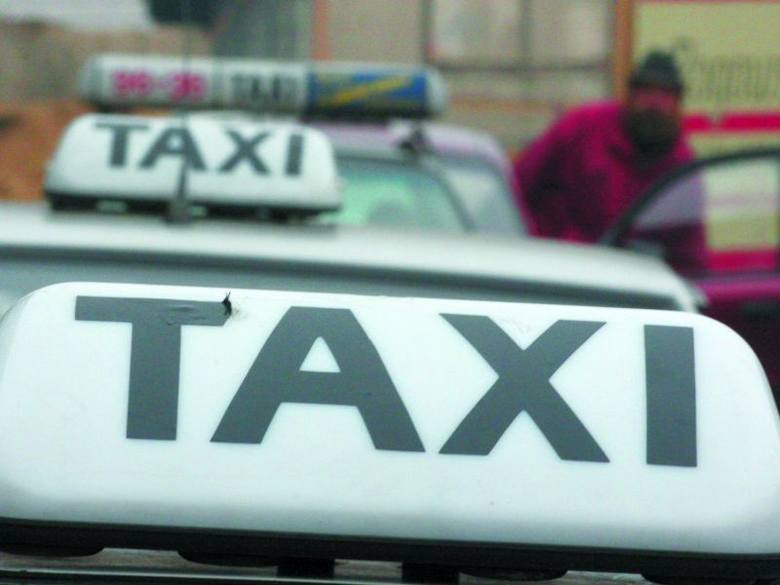 TAKSÓWKARZ POBITY I OKRADZIONY PRZEZ PASAŻERA W SZYLDAKU (GMINA OSTRÓDA) 1 55Cb1322Cde02 P