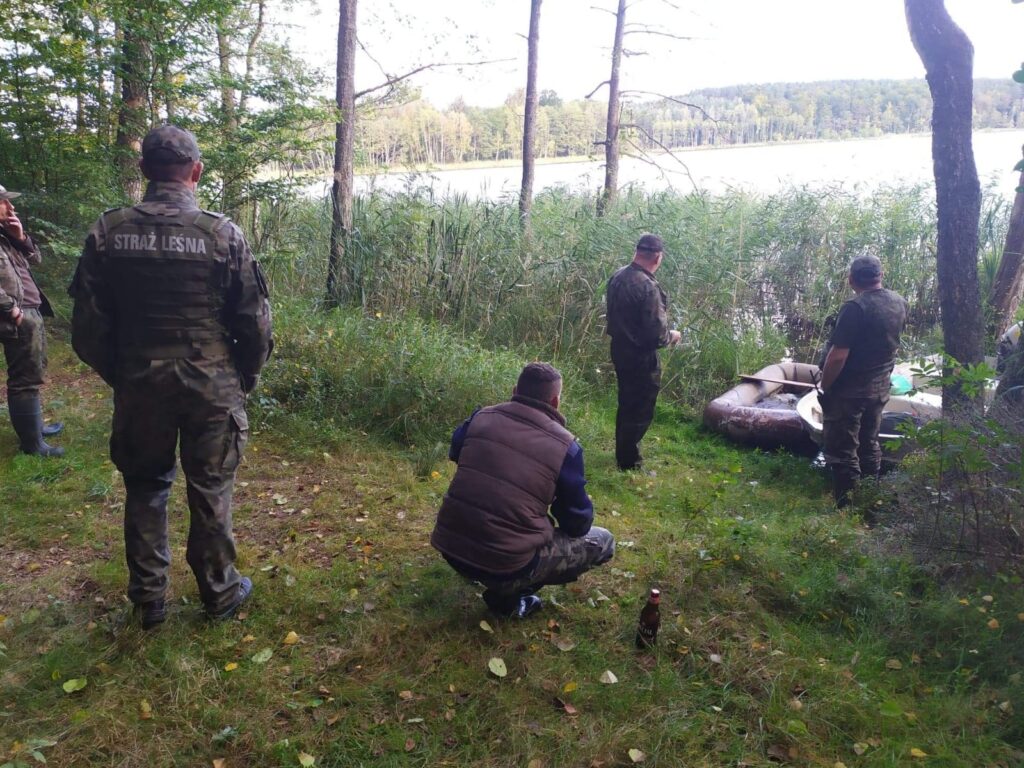 KŁUSOWNIK NIELEGALNIE ZŁOWIŁ 31 KG RYB - SAM TEŻ ZOSTAŁ "ZŁOWIONY" 4 Image Gallery 21