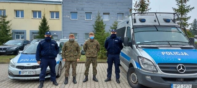 TERYTORIALSI Z WARMII I MAZUR WRAZ Z POLICJĄ KONTROLUJĄ PRZEBYWAJĄCYCH NA KWARANTANNIE 1 1 3
