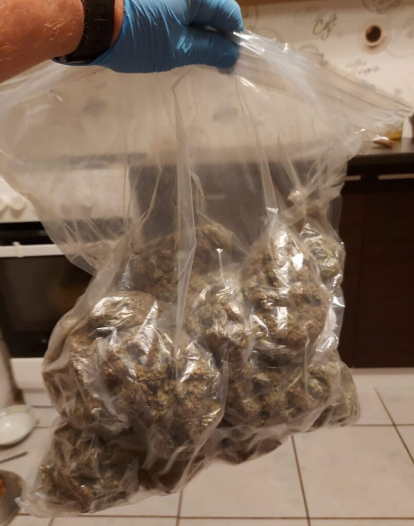 OSTRÓDZCY POLICJANCI ZATRZYMALI 11 OSÓB I ZABEZPIECZYLI PONAD 10 KG ŚRODKÓW ODURZAJĄCYCH 5 100 162881