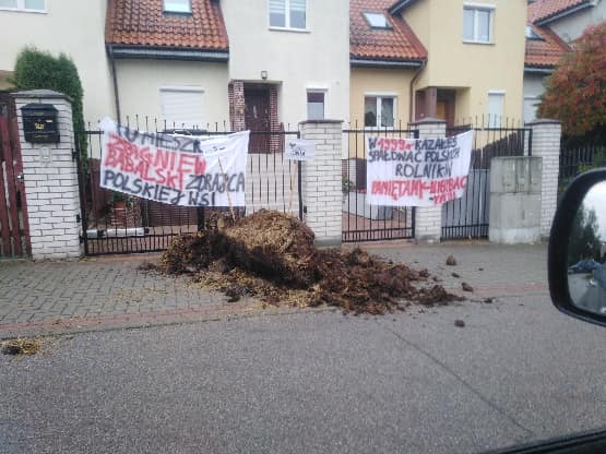 ROLNICY PROTESTUJĄ. WYRZUCILI OBORNIK M.IN. POD DOMEM POSŁA ZBIGNIEWA BABALSKIEGO 1 122017756 1976640225805999 5642672220628685052 N