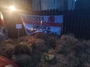 SŁOMA POD DOMEM SENATOR BOGUSŁAWY ORZECHOWSKIEJ. PROTESTU ROLNIKÓW CIĄG DALSZY 16 122056848 393432408321811 687155832681605596 N