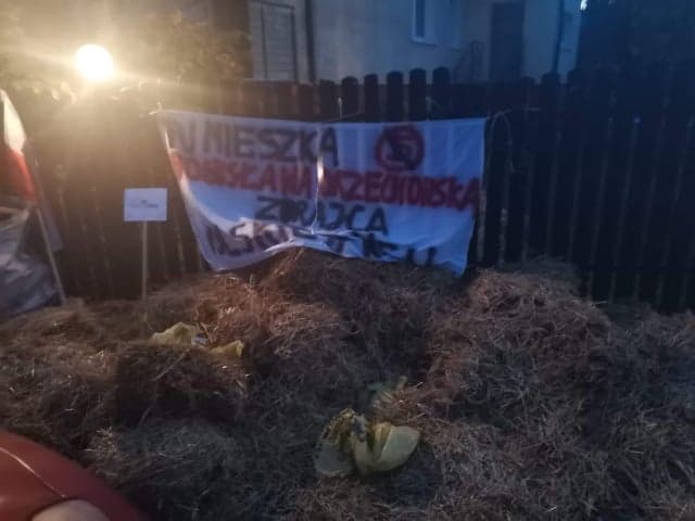 SŁOMA POD DOMEM SENATOR BOGUSŁAWY ORZECHOWSKIEJ. PROTESTU ROLNIKÓW CIĄG DALSZY 1 122056848 393432408321811 687155832681605596 N