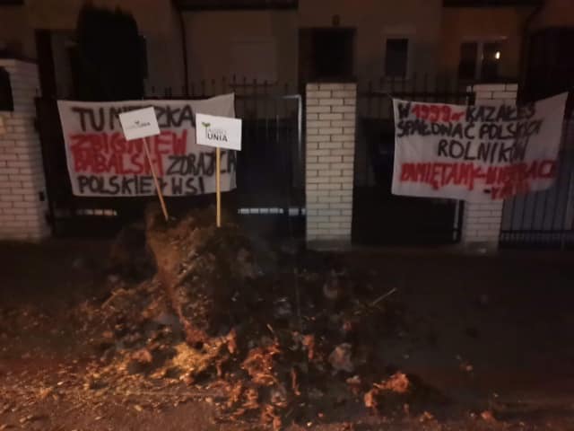 ROLNICY PROTESTUJĄ. WYRZUCILI OBORNIK M.IN. POD DOMEM POSŁA ZBIGNIEWA BABALSKIEGO 2 122090998 1976645232472165 5224431998941177599 N