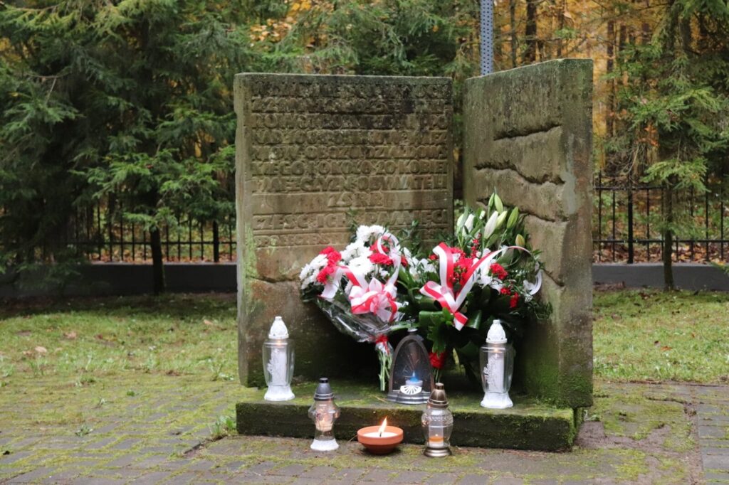UCZCILI PAMIĘĆ POMORDOWANYCH W ZAWADACH MAŁYCH KOŁO STARYCH JABŁONEK 2 123074354 3389307634498063 6725633646117857947 O