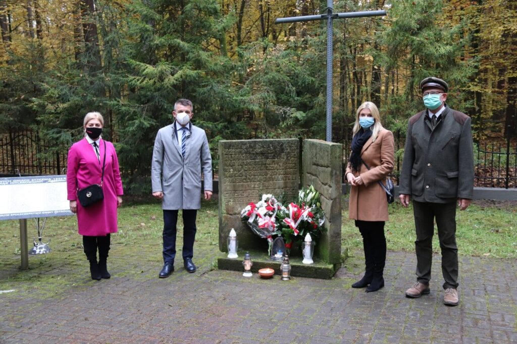 UCZCILI PAMIĘĆ POMORDOWANYCH W ZAWADACH MAŁYCH KOŁO STARYCH JABŁONEK 9 123103598 3389307654498061 3566877811604588674 O