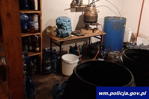 WYTWARZAŁ NIELEGALNIE ALKOHOL, POLICJA ZNALAZŁA PRAWIE 600 LITRÓW 3 32 163976