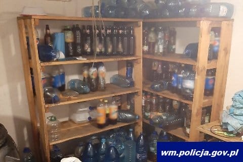 WYTWARZAŁ NIELEGALNIE ALKOHOL, POLICJA ZNALAZŁA PRAWIE 600 LITRÓW 1 32 163977