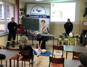 MŁODZIEŻ Z INTERNATU EKONOMIKA POZNAŁA PRACĘ OCHOTNICZEJ STRAŻY POŻARNEJ W OSTRÓDZIE 19 Img 1252