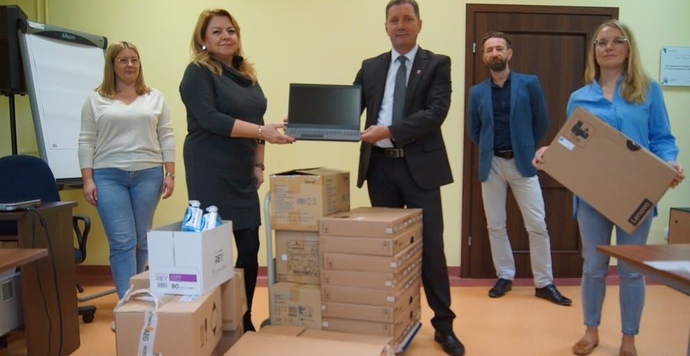 WSPARCIE DZIECI UMIESZCZONYCH W PIECZY ZASTĘPCZEJ W OKRESIE EPIDEMII 1 Lapt 1
