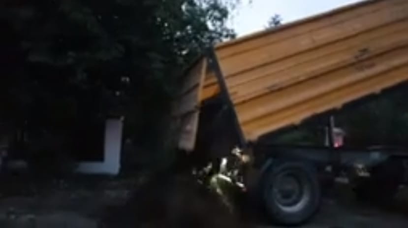 ROLNICY PROTESTUJĄ. WYRZUCILI OBORNIK M.IN. POD DOMEM POSŁA ZBIGNIEWA BABALSKIEGO 4 Rol