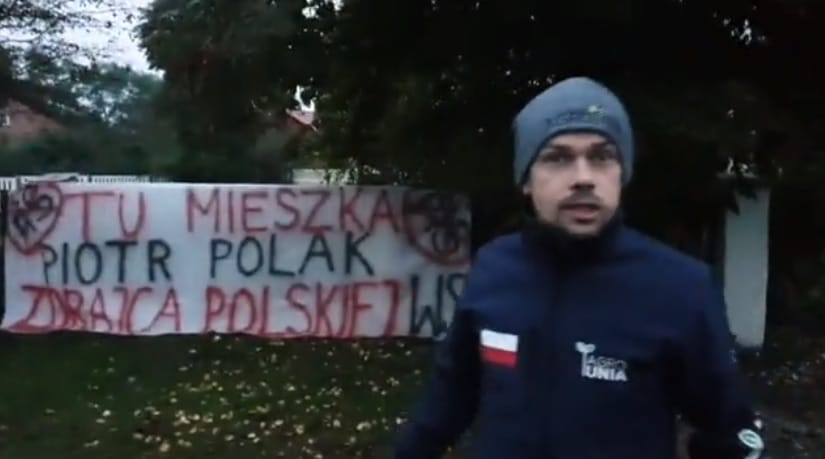 ROLNICY PROTESTUJĄ. WYRZUCILI OBORNIK M.IN. POD DOMEM POSŁA ZBIGNIEWA BABALSKIEGO 6 Rol3