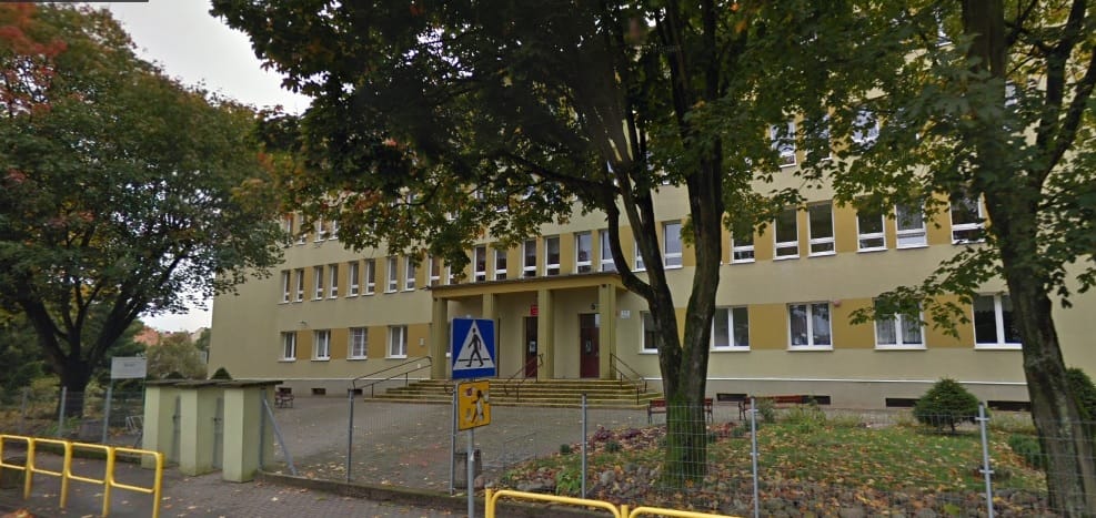 6 KLAS W SP3 W OSTRÓDZIE NA ZDALNYM NAUCZANIU, NIECZYNNY UG W DĄBRÓWNIE. POWÓD - SARS-COV-2 1 Sp3