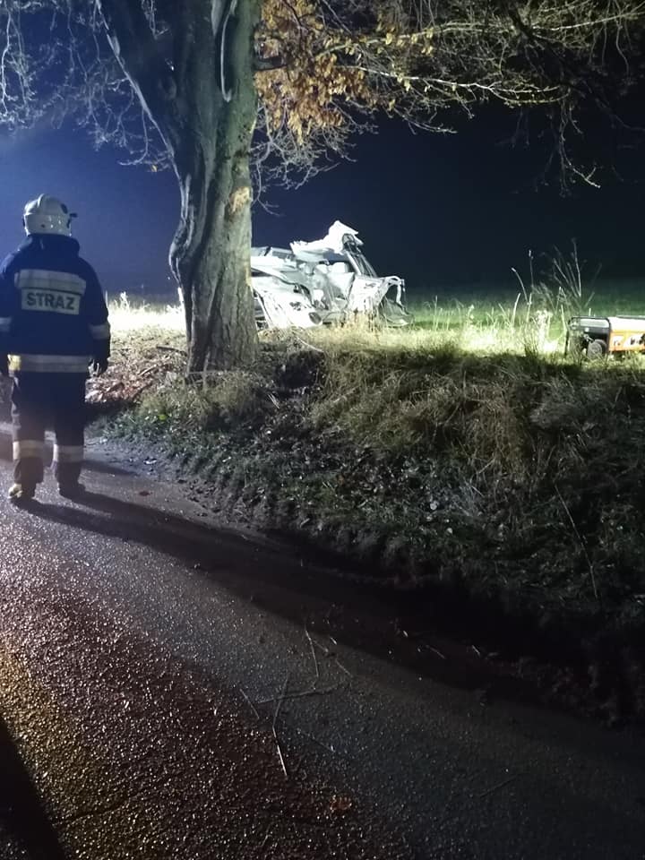 ZJECHAŁ NA POBOCZE I UDERZYŁ W DRZEWO. Z OBRAŻENIAMI CIAŁA TRAFIŁ DO SZPITALA 5 125144710 3504030849677502 1933611563658610699 N
