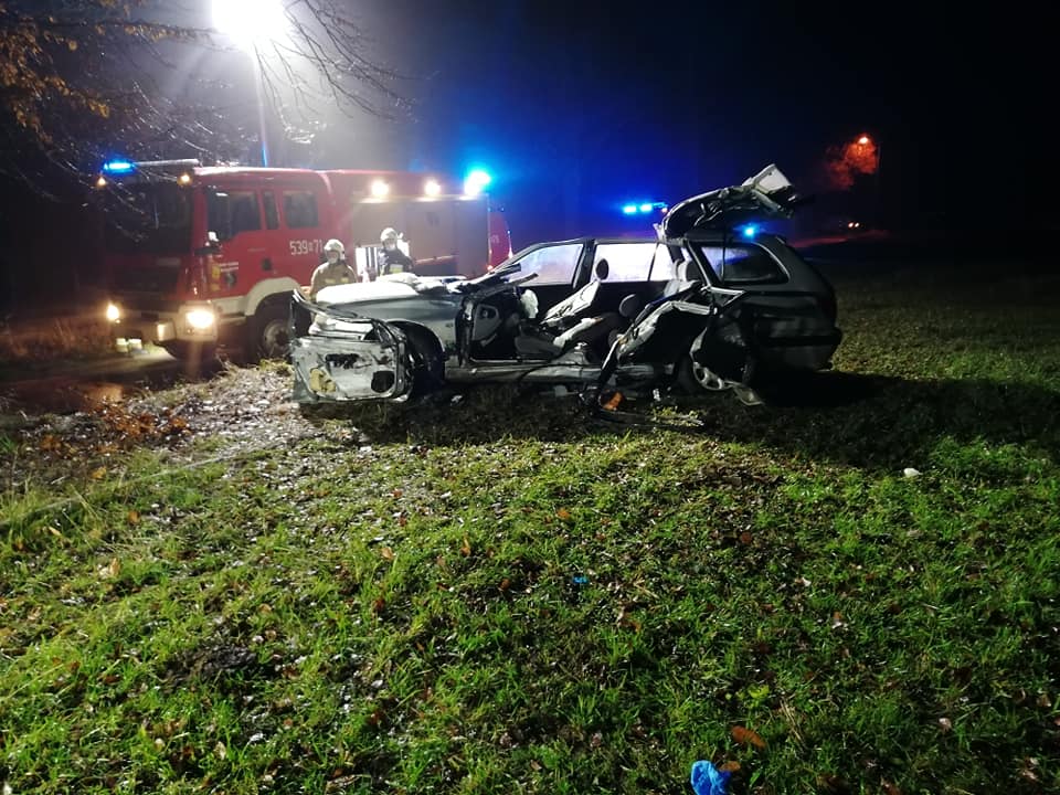 ZJECHAŁ NA POBOCZE I UDERZYŁ W DRZEWO. Z OBRAŻENIAMI CIAŁA TRAFIŁ DO SZPITALA 1 125351527 3504031626344091 5114069031965394289 N