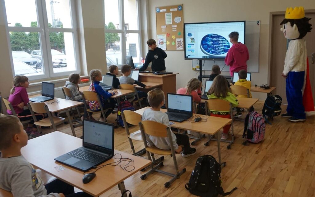 ZAKODUJ SWÓJ SUKCES - STARSI UCZĄ MŁODSZYCH W SP5 IM. JANUSZA KORCZAKA W OSTRÓDZIE 6 Dsc07044