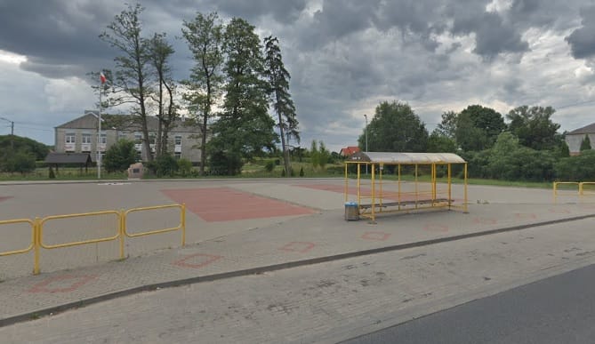 EWAKUACJA ZESPOŁU SZKÓŁ W SAMBOROWIE PO INFORMACJI O PODŁOŻONEJ BOMBIE. KTOŚ ZROBIŁ GŁUPI ŻART 1 Samborowo