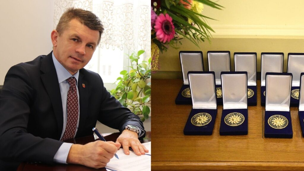 WÓJT BOGUSŁAW FIJAS Z MEDALEM AMICUS BONUS ZA DZIAŁANIA NA RZECZ OSÓB WYMAGAJĄCYCH WSPARCIA 16 wojt