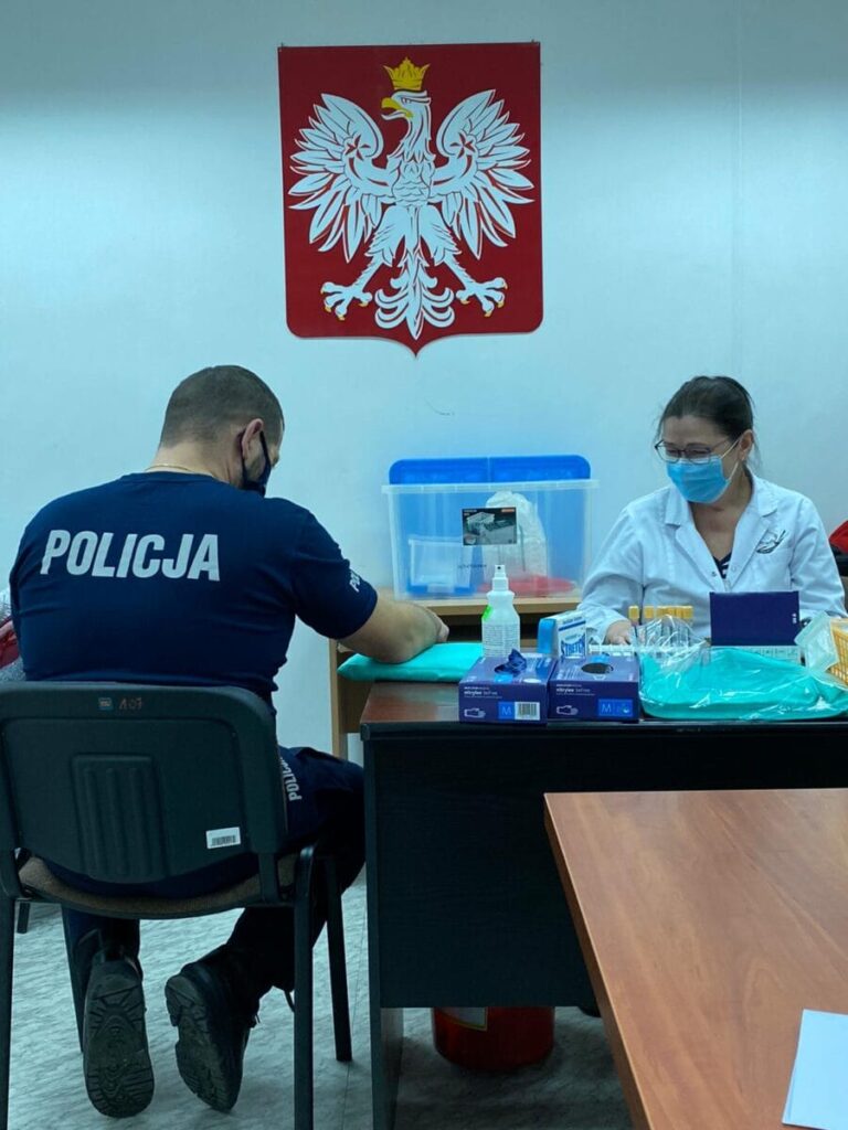 W MORĄGU POLICJANCI OZDROWIEŃCY I ICH RODZINY ODDAJĄ OSOCZE DLA CHORYCH NA COVID-19 2 100 166159 G