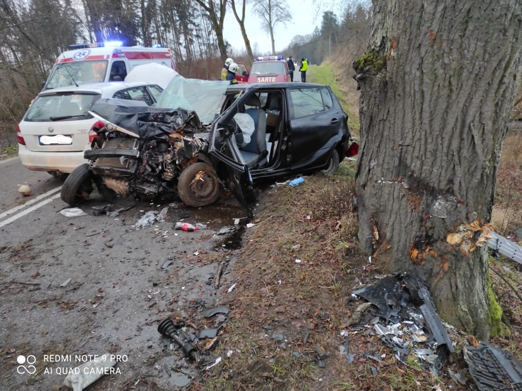 ZDERZENIE SAMOCHODÓW NA DRODZE DĄBRÓWNO - SAMIN. 2 OSOBY W SZPITALU 3 Img 20201228 081812