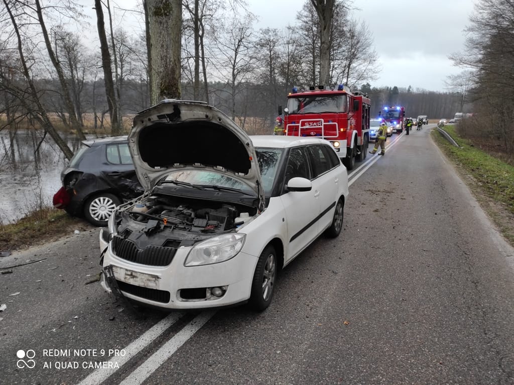 ZDERZENIE SAMOCHODÓW NA DRODZE DĄBRÓWNO - SAMIN. 2 OSOBY W SZPITALU 4 Img 20201228 082801