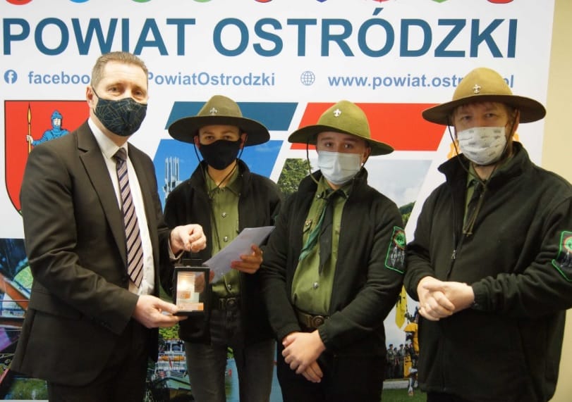 BETLEJEMSKIE ŚWIATŁO POKOJU DOTARŁO DO URZĘDÓW STAROSTWA I GMINY OSTRÓDA 4 Betlej