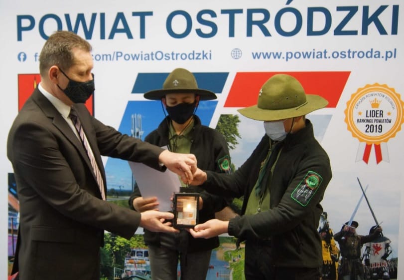 BETLEJEMSKIE ŚWIATŁO POKOJU DOTARŁO DO URZĘDÓW STAROSTWA I GMINY OSTRÓDA 2 Betlej2