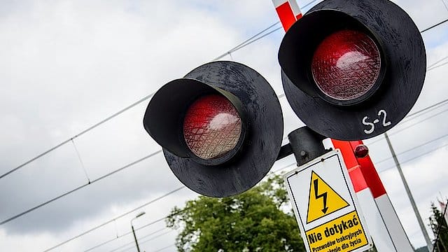 OSTRÓDA: AWARIA SAMOCHODU NA PRZEJEŹDZIE KOLEJOWYM. ZBLIŻAŁ SIĘ POCIĄG, ZAMYKAŁY SIĘ ROGATKI... 1 Csm Csm Dsc 8234M E59161891C 6D5Dd71E7F