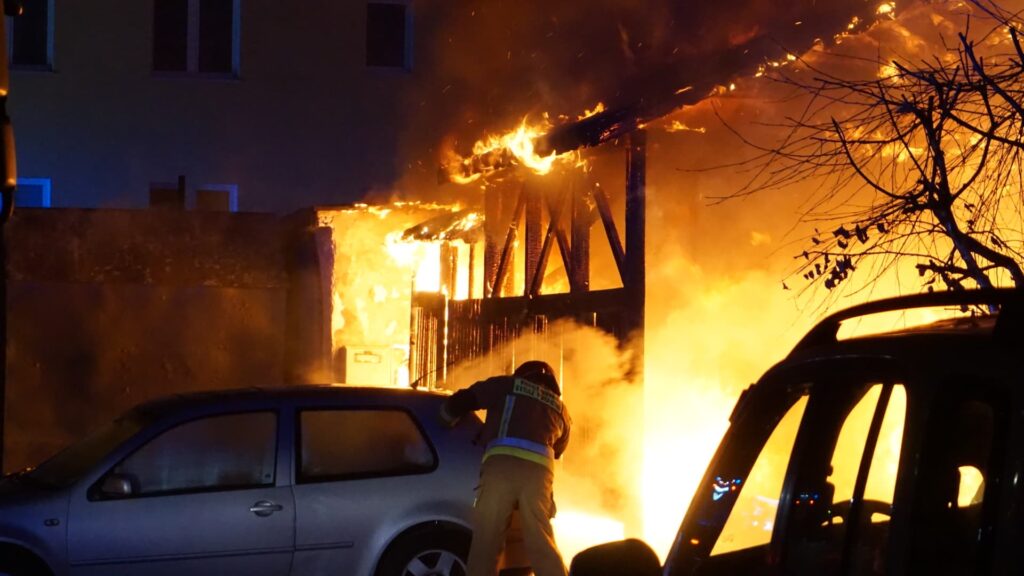 SYLWESTROWE POŻARY ŚMIETNIKÓW W OSTRÓDZIE -SPALONE WIATY I USZKODZONE SAMOCHODY (VIDEO+FOTO) 27 134466306 408833260542269 8985024461153425100 N