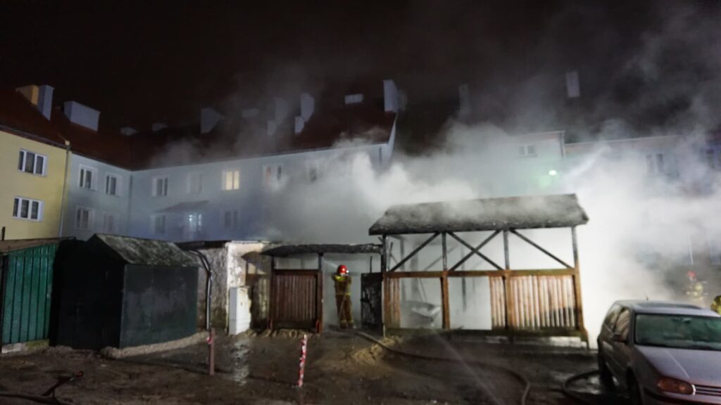 SYLWESTROWE POŻARY ŚMIETNIKÓW W OSTRÓDZIE -SPALONE WIATY I USZKODZONE SAMOCHODY (VIDEO+FOTO) 16 134480390 3919953088056739 4640410730403835231 N