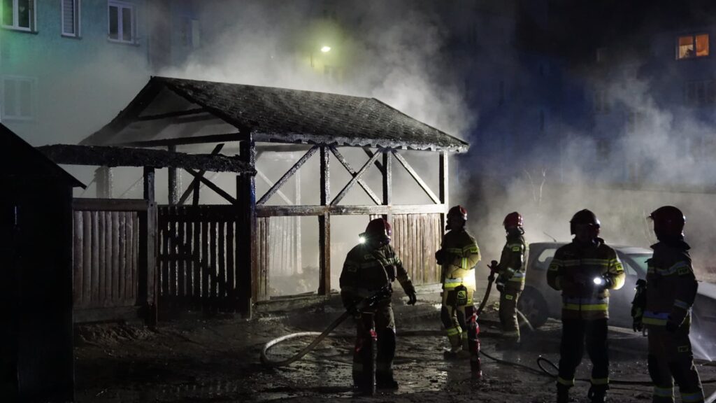 SYLWESTROWE POŻARY ŚMIETNIKÓW W OSTRÓDZIE -SPALONE WIATY I USZKODZONE SAMOCHODY (VIDEO+FOTO) 21 134619649 2591882711109923 8177050665982284562 N