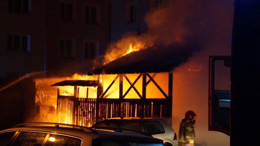 SYLWESTROWE POŻARY ŚMIETNIKÓW W OSTRÓDZIE -SPALONE WIATY I USZKODZONE SAMOCHODY (VIDEO+FOTO) 12 134758063 220421952898960 1739121420721146793 N