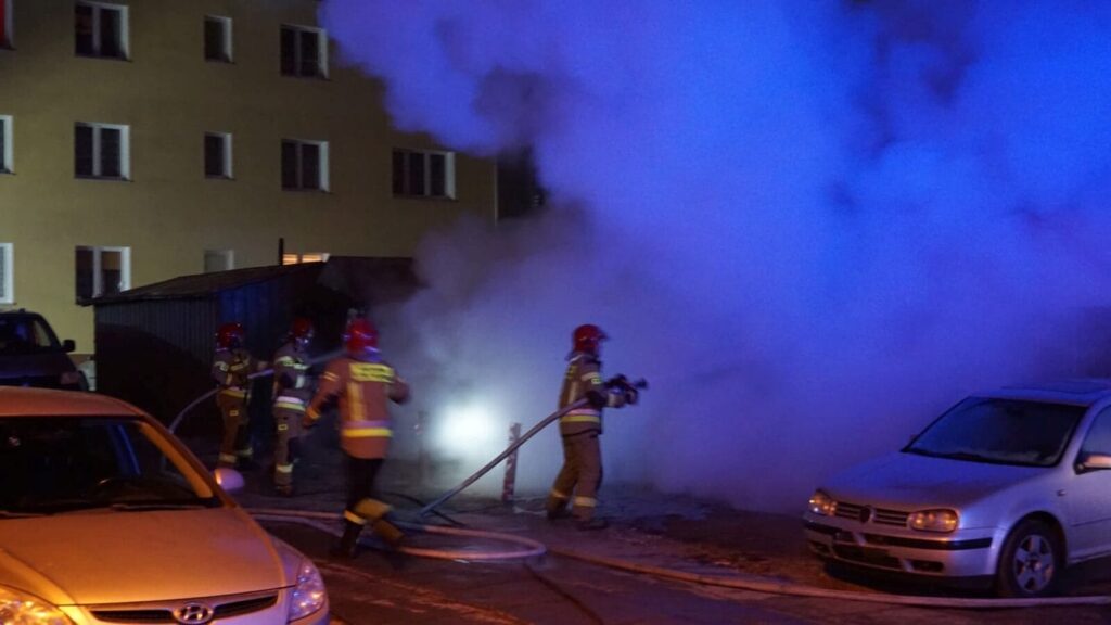 SYLWESTROWE POŻARY ŚMIETNIKÓW W OSTRÓDZIE -SPALONE WIATY I USZKODZONE SAMOCHODY (VIDEO+FOTO) 3 134879882 721860218706160 7773312982244587035 N