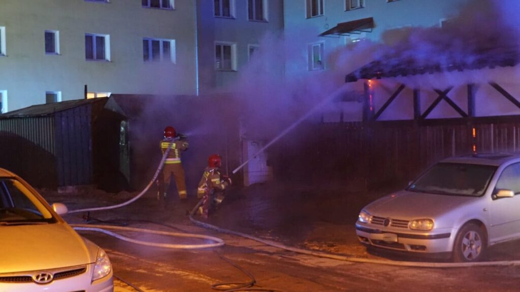 SYLWESTROWE POŻARY ŚMIETNIKÓW W OSTRÓDZIE -SPALONE WIATY I USZKODZONE SAMOCHODY (VIDEO+FOTO) 7 134950757 304229397695978 5818937433334440236 N
