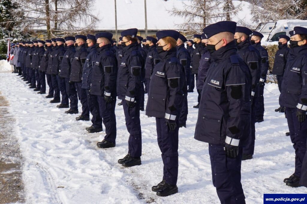 80 NOWYCH POLICJANTÓW NA WARMII I MAZURACH. TRAFIĄ TAKZE DO KOMENDY W OSTRÓDZIE 3 32 167562