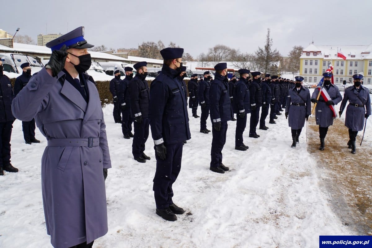 80 NOWYCH POLICJANTÓW NA WARMII I MAZURACH. TRAFIĄ TAKZE DO KOMENDY W OSTRÓDZIE 1 32 167565