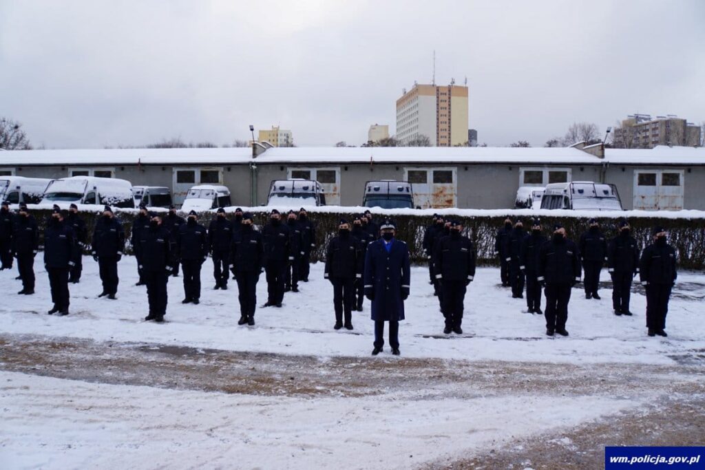 80 NOWYCH POLICJANTÓW NA WARMII I MAZURACH. TRAFIĄ TAKZE DO KOMENDY W OSTRÓDZIE 7 32 167566