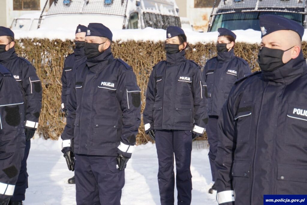 80 NOWYCH POLICJANTÓW NA WARMII I MAZURACH. TRAFIĄ TAKZE DO KOMENDY W OSTRÓDZIE 12 32 167571