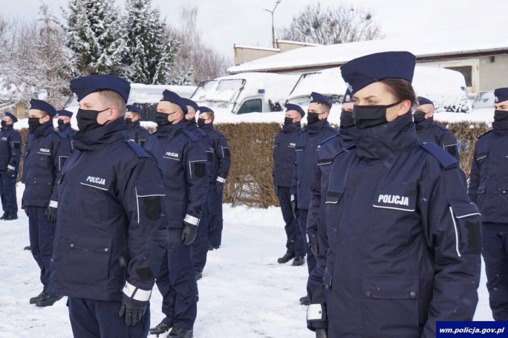 80 NOWYCH POLICJANTÓW NA WARMII I MAZURACH. TRAFIĄ TAKZE DO KOMENDY W OSTRÓDZIE 13 32 167572