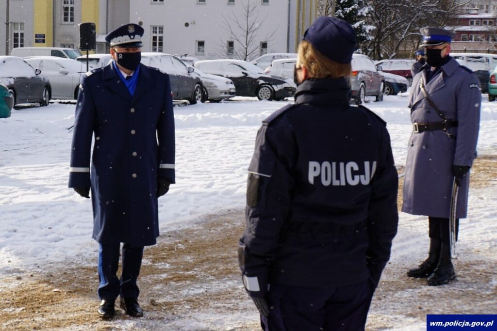80 NOWYCH POLICJANTÓW NA WARMII I MAZURACH. TRAFIĄ TAKZE DO KOMENDY W OSTRÓDZIE 15 32 167575