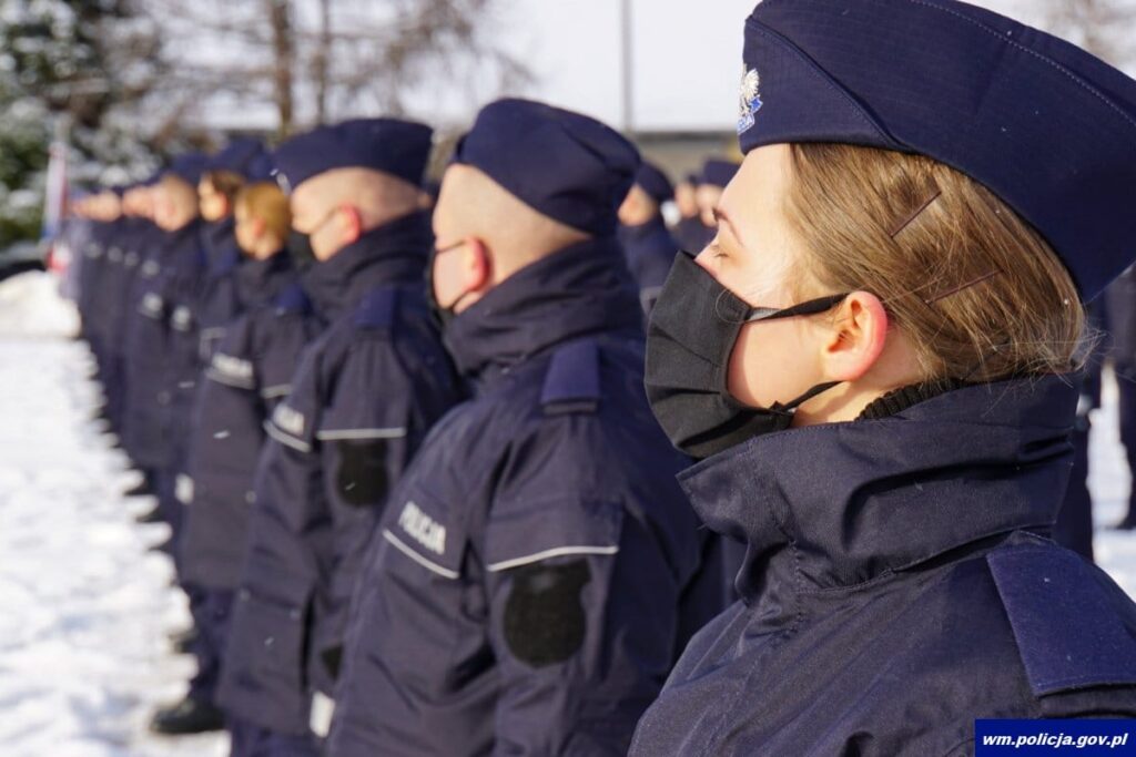 80 NOWYCH POLICJANTÓW NA WARMII I MAZURACH. TRAFIĄ TAKZE DO KOMENDY W OSTRÓDZIE 16 32 167577