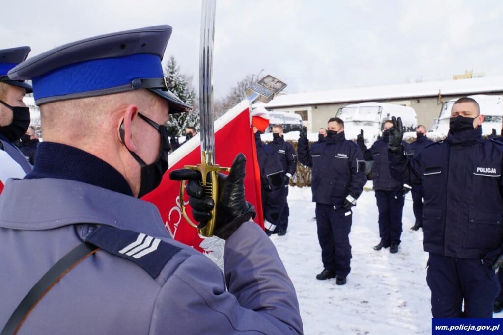 80 NOWYCH POLICJANTÓW NA WARMII I MAZURACH. TRAFIĄ TAKZE DO KOMENDY W OSTRÓDZIE 17 32 167578