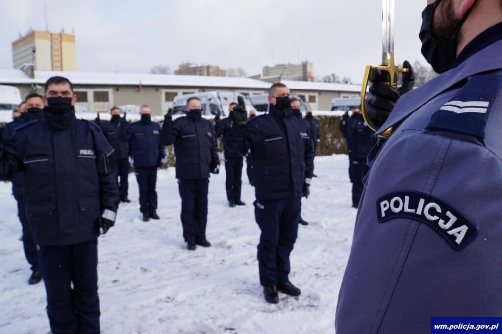 80 NOWYCH POLICJANTÓW NA WARMII I MAZURACH. TRAFIĄ TAKZE DO KOMENDY W OSTRÓDZIE 18 32 167579