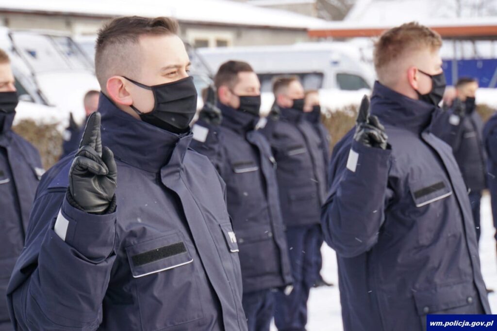 80 NOWYCH POLICJANTÓW NA WARMII I MAZURACH. TRAFIĄ TAKZE DO KOMENDY W OSTRÓDZIE 20 32 167584