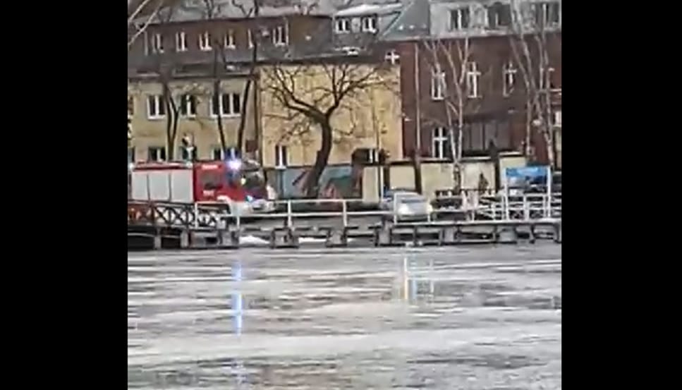 INTERWENCJA SŁUŻB PRZY JEZIORZE DRWĘCKIM W OSTRÓDZIE Z POWODU WĘDKARZA NA LODZIE 1 Lod