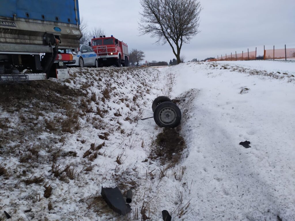 TRUDNE WARUNKI NA DROGACH - ZDERZENIE BMW Z DOSTAWCZYM RENAULT W LIPOWIE (GM.OSTRÓDA) 3 100 168649