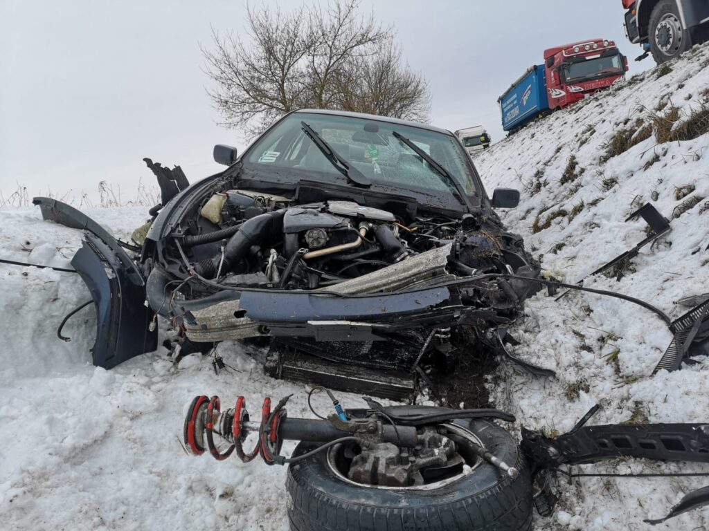 TRUDNE WARUNKI NA DROGACH - ZDERZENIE BMW Z DOSTAWCZYM RENAULT W LIPOWIE (GM.OSTRÓDA) 4 100 168650