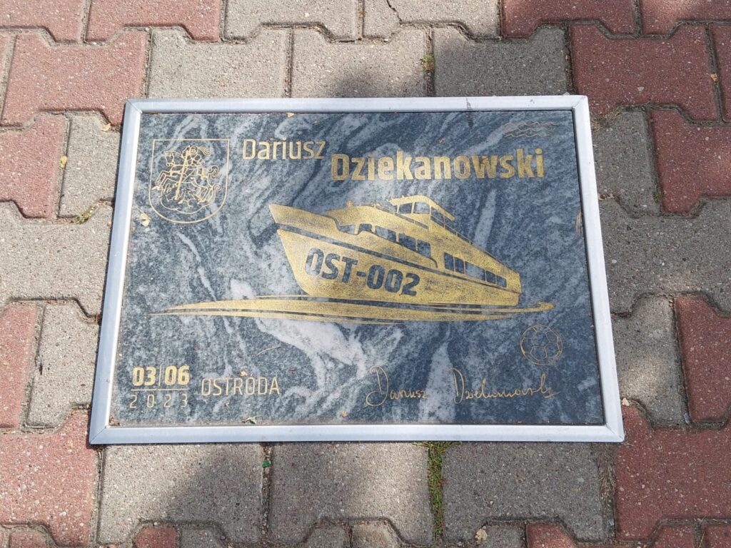 To była krótka przyjaźń. 'Nagrobki' przyjaciół Ostródy znikną z chodnika 4 Aleja Przyjaciol 3 Dziekan
